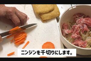 『年金暮らしの食卓』の料理シーン（YouTubeより）