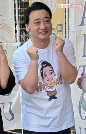 販売会で記念撮影に応じた元ジャングルポケット斉藤慎二被告