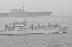 米海軍補給艦（手前）とともに航行する海上自衛隊の護衛艦