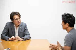 真剣な表情で原田龍二（右）の話を聞く山路徹（左）