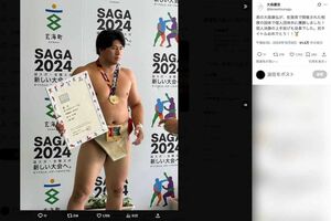 端正なルックスと筋骨隆々とした身体で「令和のウルフ」と話題の新力士・大森（画家として活動する兄・大森慶宣さんのXより）