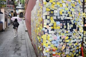 事故現場には追悼の言葉を書いた無数の付箋が貼られている。この付箋から霊気を感じるという人も 写真/共同通信社