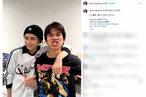 ソロライブ完走を報告した中島健人、右はWEST.の重岡大毅（中島健人のインスタグラムより）