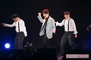 韓国から連れてきたというダンサーとともに、キレキレのダンスを披露　撮影／坂本利幸