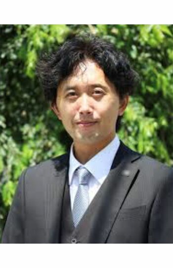 逮捕された阿部容疑者（美容学校HPより）