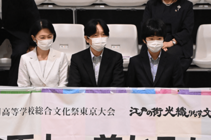 改修後の新居に住まわれている秋篠宮ご夫妻と悠仁さま(写真は'22年8月)