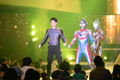 イベントでの松本（左）とウルトラマンデッカー