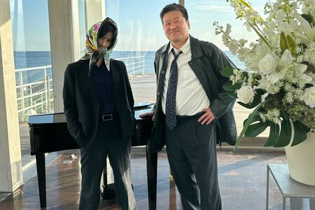 佐藤二朗と橋本愛のオフショット（『夫婦別姓刑事』公式Xより）