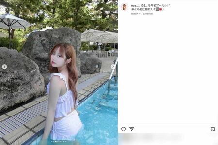 《今年初プール》というコメントとともにピンクの水着ショットを披露した辻希美と俳優の杉浦太陽の長女・希空(本人のインスタグラムより)