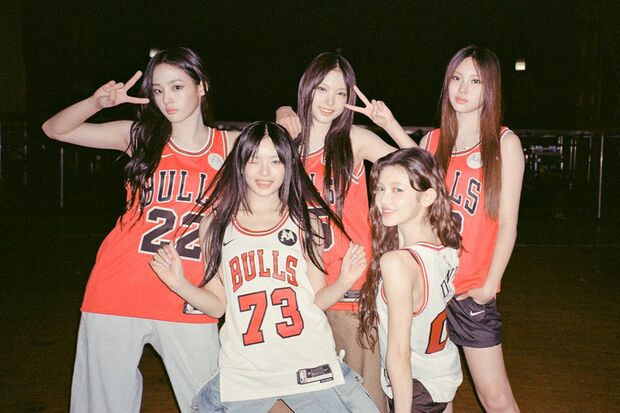 “ネオ・平成ぎゃる”なスクールルック！ファン（バーニーズ）の間では、ユニフォームを普段着に合わせる服装が人気に（NewJeans公式インスタグラムより）