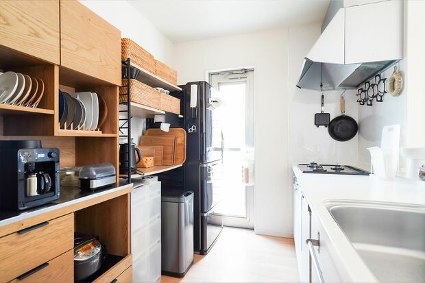 キッチンではお皿やおぼん、まな板まで、取り出しやすくスッキリ収納できる「立てる」収納を多用。写真／フジモリタイシ、ヒラヤマタイジロー（『スキマをうめる収納ルール』より）