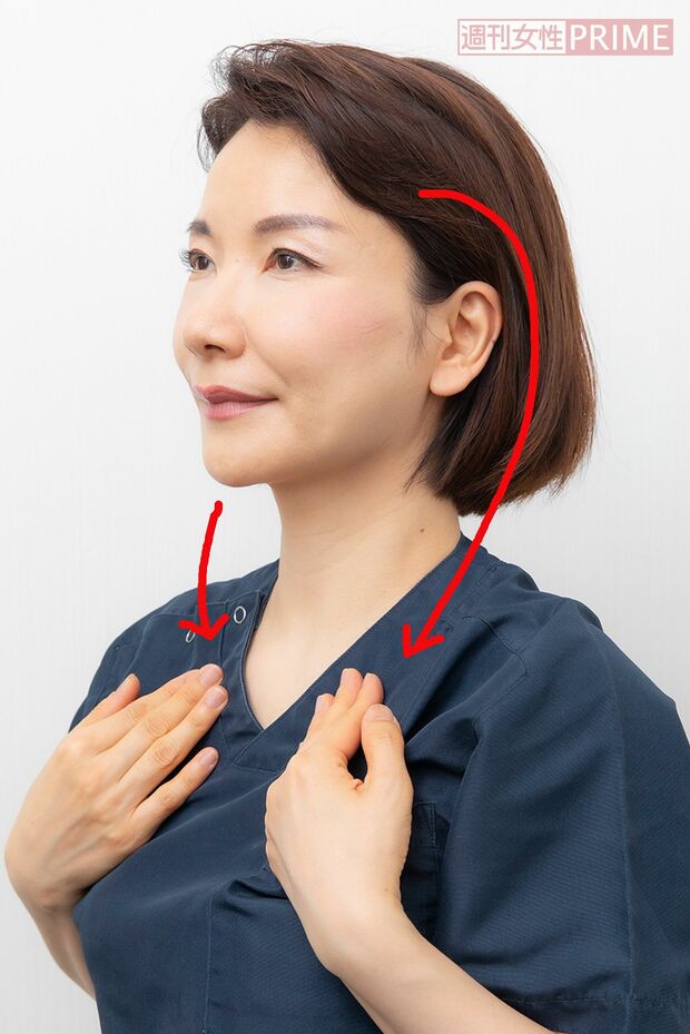 【STEP5】（3）さらに首の前を通って鎖骨の下まで動かして鎖骨のリンパ節に老廃物を流す。1回につき10秒を目安にこれを7回繰り返す
