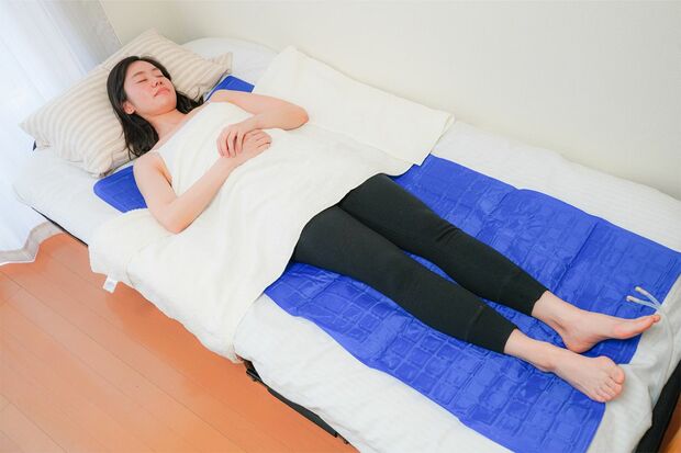 水が流れる冷感ひんやりマット（サンコー／19800円）で一晩中快適に