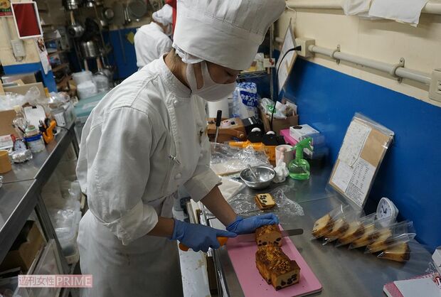 プリンやロールケーキなどのスイーツはすべて店舗2階のパティスリーで作られる。専門店さながらの品ぞろえ