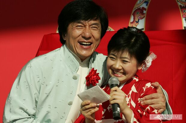 福原愛の肩に手を添えるジャッキー・チェン