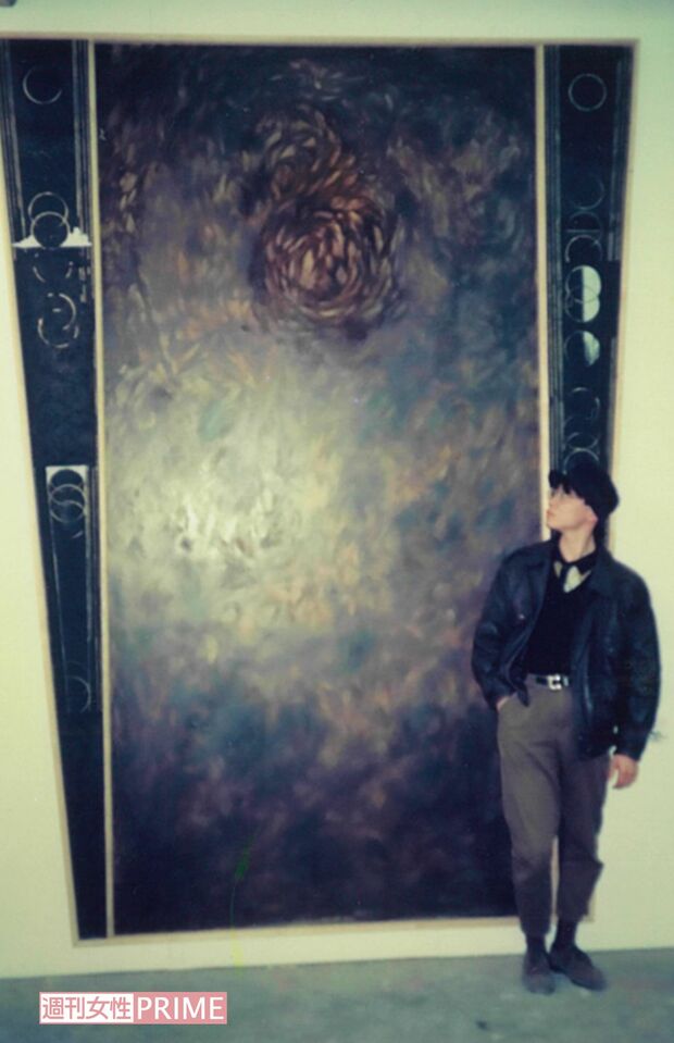 卒業制作の絵画の前にて