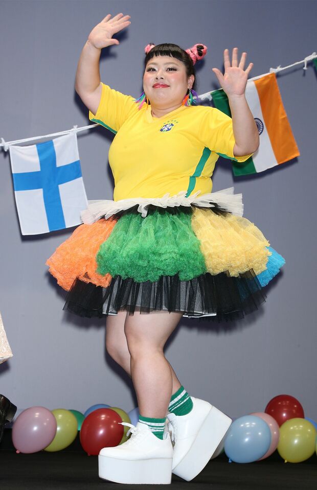 2015年　ディコラティブにしたチアガール風が個性的。映画『ちびまる子ちゃん』完成披露試写