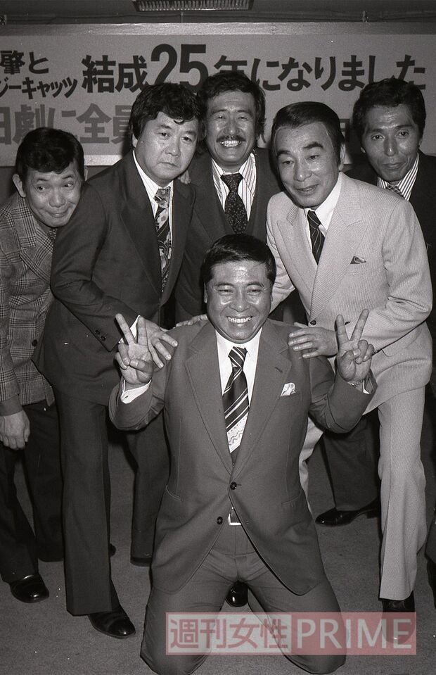 '79年のクレージーキャッツ。左から桜井センリさん、谷啓さん、安田伸さん、植木さん、犬塚弘、中央下はハナ肇さん