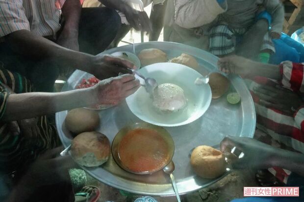 スーダンのソルガム粥とパンの食卓