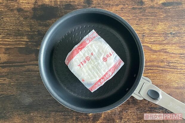 肉まんの上面を下にして、厚みを半分になる様に押さえて中火で2分焼く