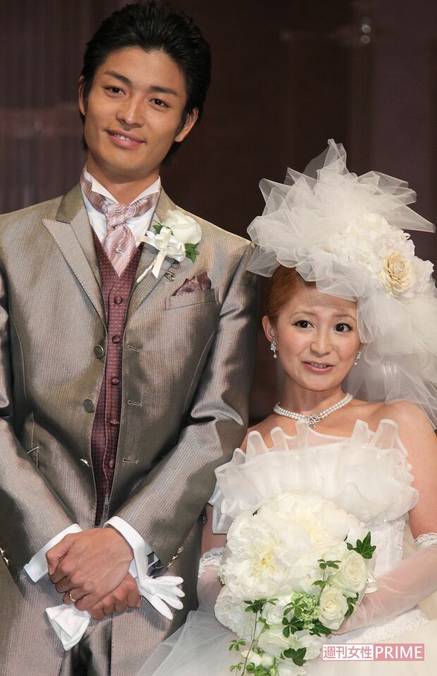 '13年5月、元旦那・中村昌也との結婚式では身長差が際立った
