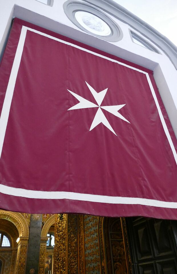 聖ヨハネ大聖堂の入り口には、騎士道における忠誠心や勇敢さなど8つの美徳を表現したマルタ騎士団の象徴、マルタ十字が　写真／白石あづさ