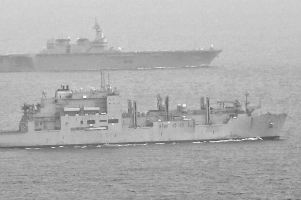 米海軍補給艦（手前）とともに航行する海上自衛隊の護衛艦