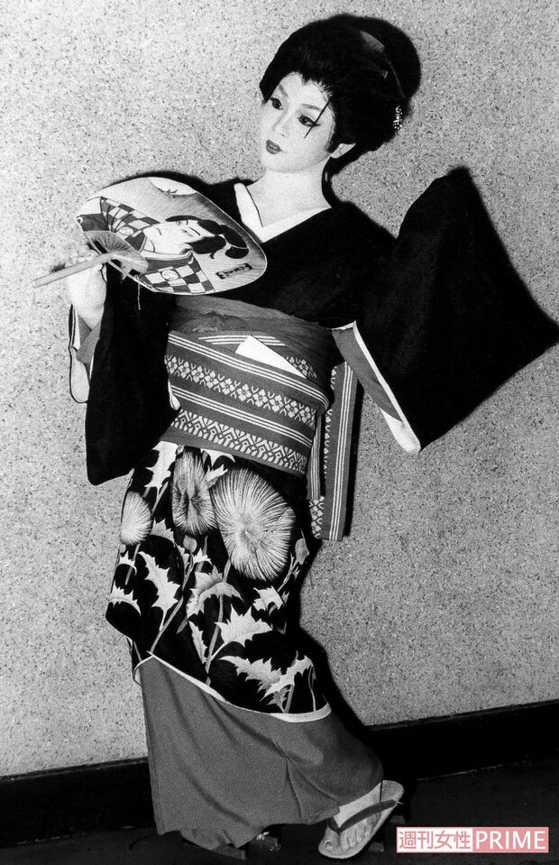 踊りに夢中だったダンサー時代。アクロバティックなダンスもお手のもの。浅草の新世界ではトップダンサーとして活躍し、舞台演出も手がけた