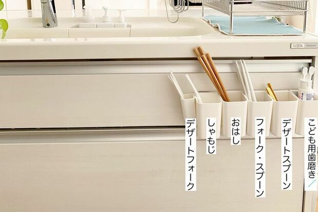 キッチンカウンターの壁面は、座ったままモノを手にできるベストポジション。箸なども、最短距離でダイニングテーブルへ