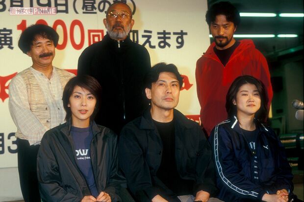 '02年の帝国劇場での顔合わせで撮影。この年に『ラ・マンチャの男』は公演回数1000回を達成した。後列左がサンチョ役の佐藤輝