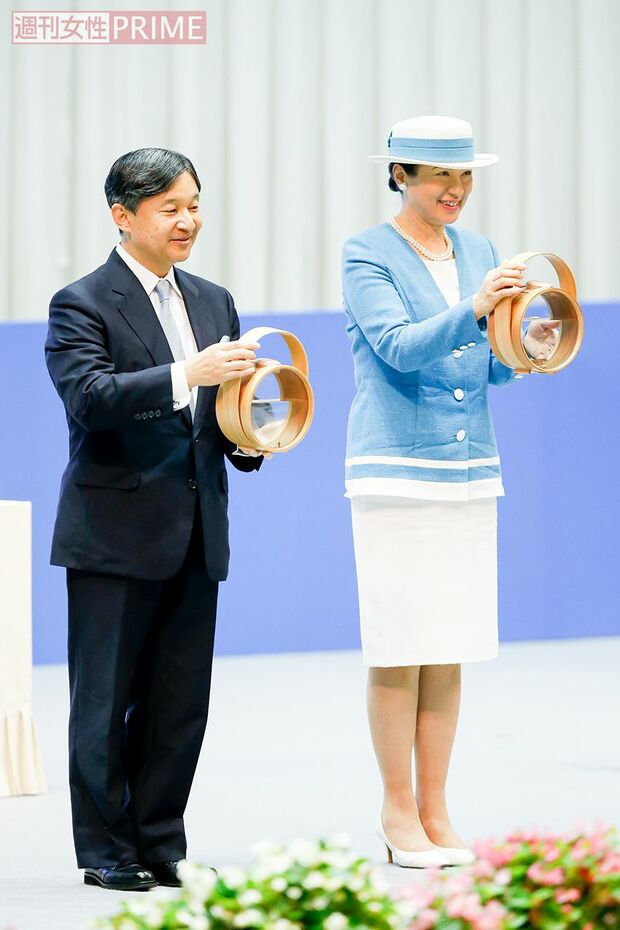 式典ではマリンブルーに白のラインが入った涼しげジャケットで、稚魚が入った容器を（9月8日）　撮影／JMPA（伊藤和幸）、JMPA