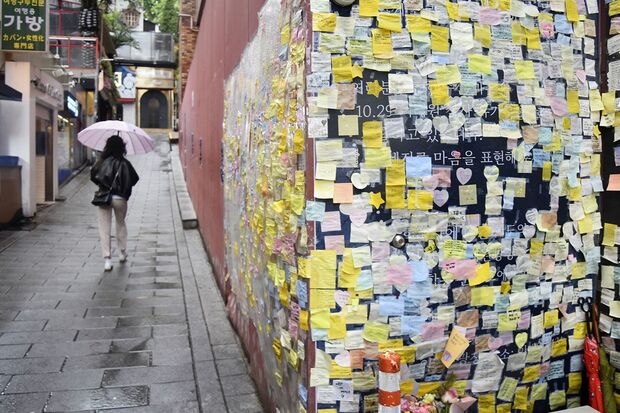 事故現場には追悼の言葉を書いた無数の付箋が貼られている。この付箋から霊気を感じるという人も　写真／共同通信社