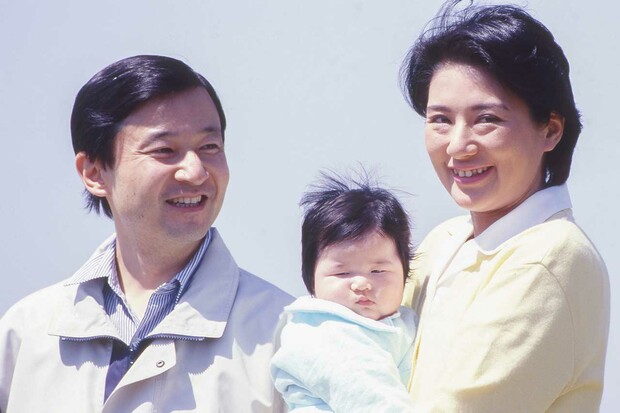 生後5か月の愛子さまと神奈川県にある葉山御用邸で静養された両陛下（2002年4月）