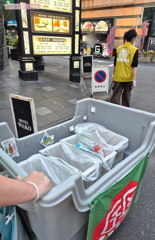 記者も参加した歌舞伎町の清掃活動の様子