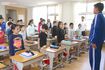 「日本の学校では朝礼が大切」と若原室長。日本語だけでなく学校でのルールも教わる