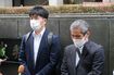 公判後、涙ながらに取材に応じる松永さん(左)と、真菜さんの父・上原義教さん