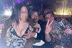 女性の胸を鷲掴みにする安茂氏(左)とTOMORO氏(お店のインスタグラムより)