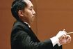 指揮棒を振る外崎三吉容疑者。カリスマ指導者として有名だった(本人SNSより)