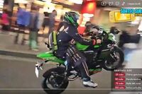 【渋谷ハロウィン】特攻服コスプレのバイク男性、ウイリー走行の“イキリ運転”でタクシーに追突する事故動…