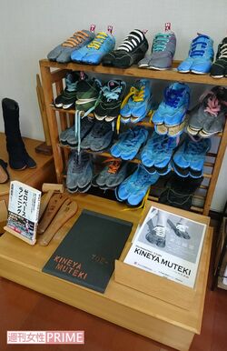 撮影協力をする『きねや足袋』には、ランニング足袋『無敵』がズラリ