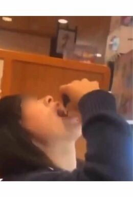 しょうゆ差しから直接しょうゆを口に流し込む女性(拡散されている動画より)