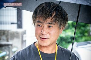 2026年9月、雨の中、直撃取材に応じた入江だが、撮影への参加は否定した『カラテカ』の入江慎也