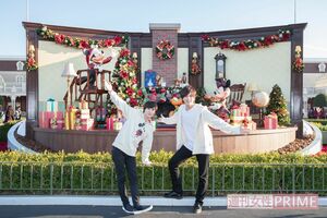 パークに入るとまず出迎えてくれるエントランスの装飾。クリスマスの準備に忙しそう！　撮影／廣瀬靖士　(c)Disney