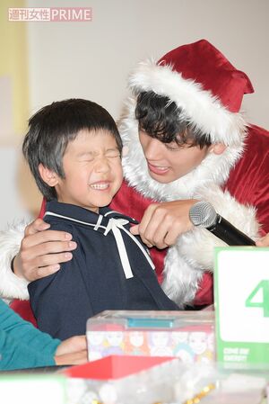 「なに？　テレてんの～？」と園児に急接近