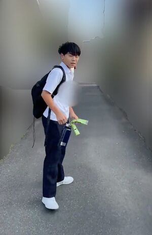 中学生YouTuber「ちょんまげ小僧」のなまずに突撃したへずまりゅう。SNSにアップされた動画には背景の住宅街が丸写しになっていた（Xより　画像は一部編集部で加工）