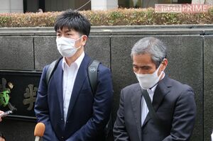 公判後、涙ながらに取材に応じる松永さん（左）と、真菜さんの父・上原義教さん