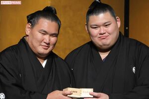左から豊昇龍、大の里の両横綱(2025年6月22日、74代横綱昇進披露宴にて)