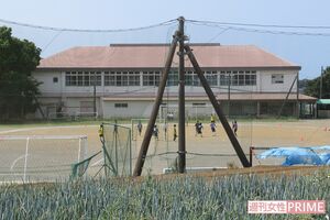 顧問は逮捕されたがサッカー部の練習は普段どおりで生徒は寄り道せずに帰路につく