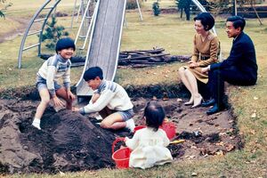 '71年11月、旧赤坂御所で砂遊びを楽しまれる3人のお子さま方と、見守られる上皇ご夫妻