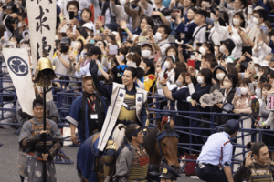 '23年のNHK大河で主演を務めた松本は、同年5月に徳川家康の衣装で浜松まつりに登場